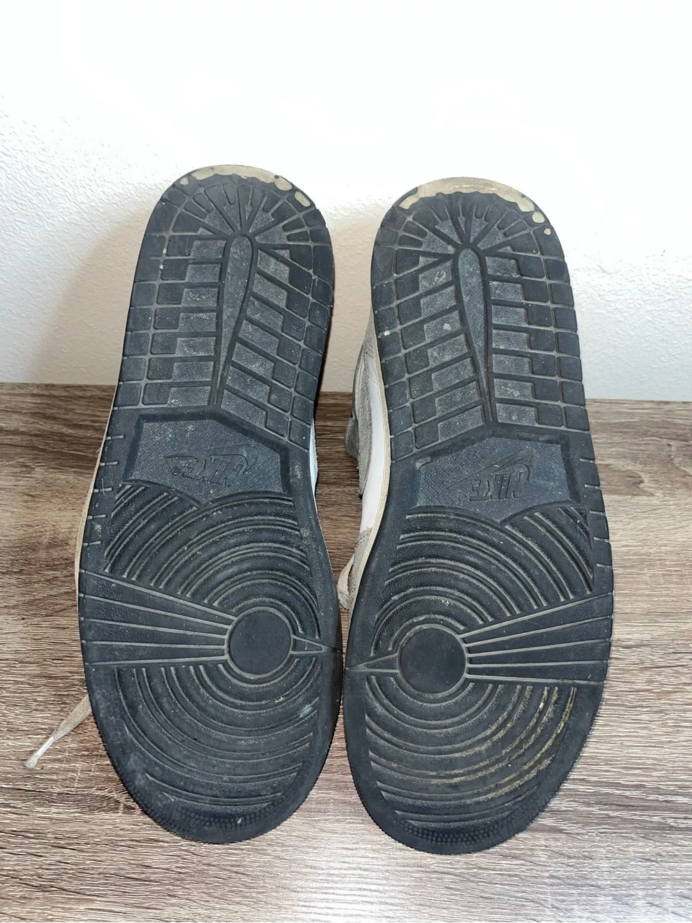 Nike Men’s Suede Gray and White Hi-Top Sneakers 🌵10.5